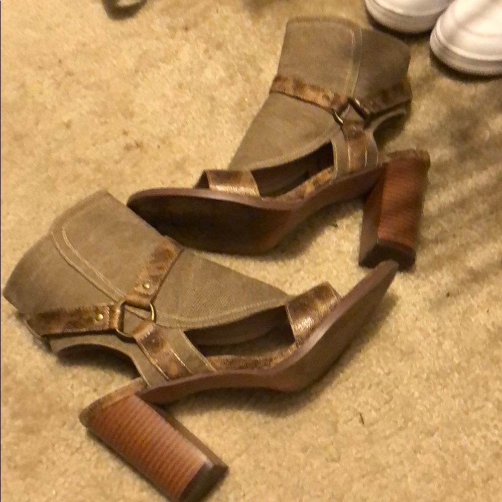 Heels - Picture 4 of 4